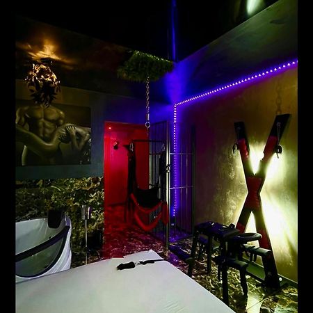 Love Room Boekarest Buitenkant foto