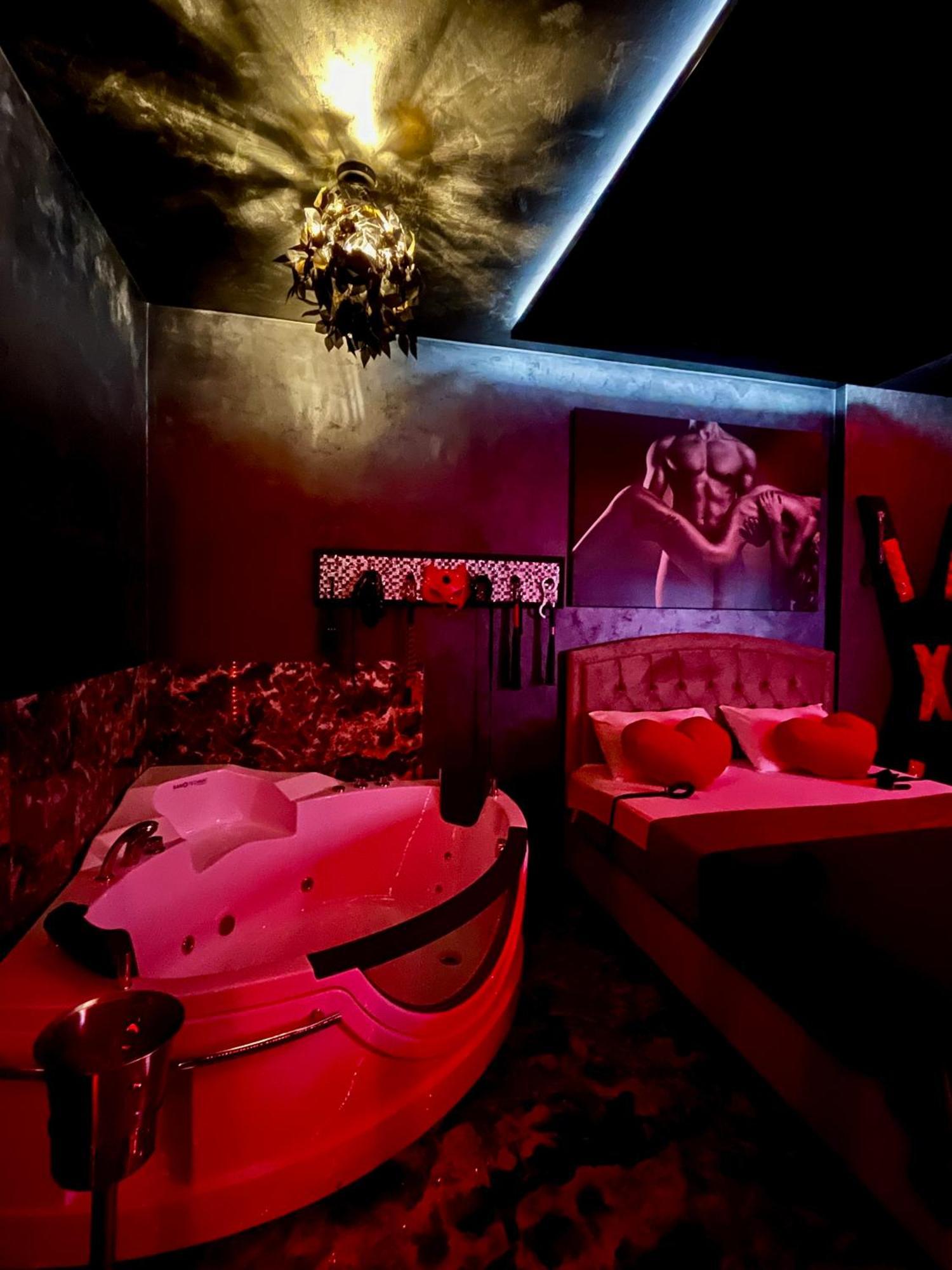 Love Room Boekarest Buitenkant foto