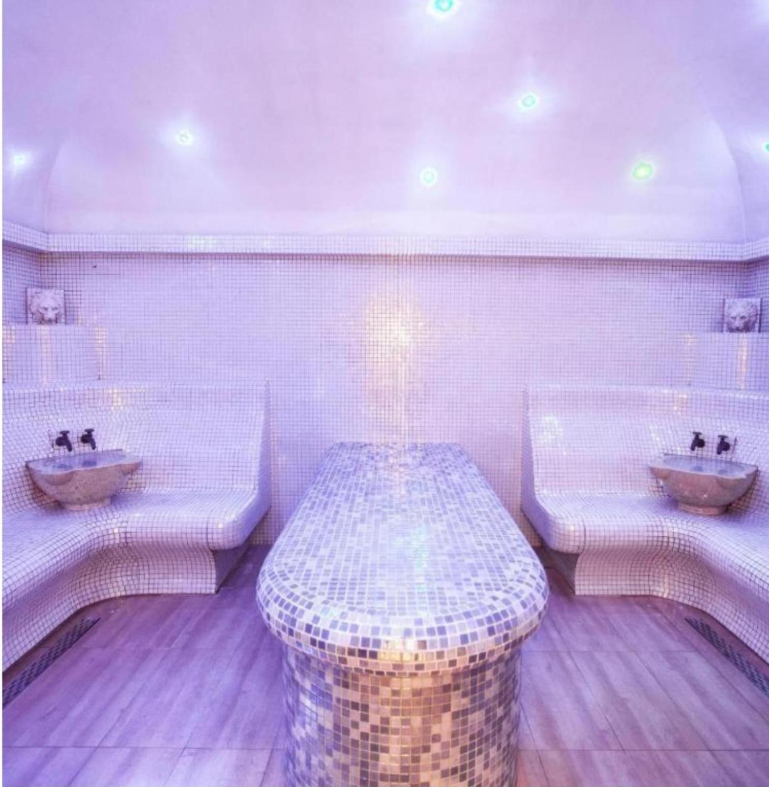 Love Room Boekarest Buitenkant foto